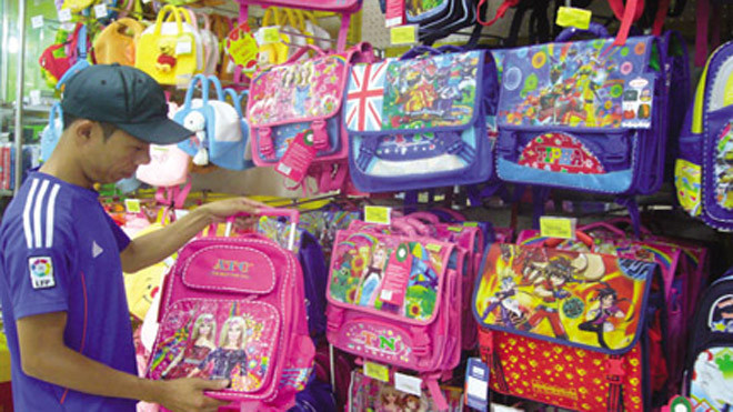 Bố mẹ nên chọn những cặp sách phù hợp giúp trẻ đảm bảo sức khỏe. Ảnh: P.T