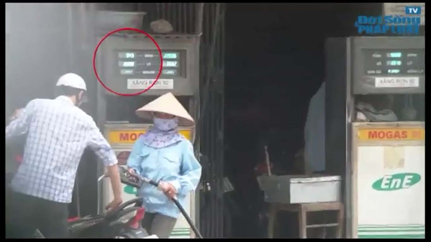 Bơm 'nối số' - thủ đoạn móc túi khách hàng của cây xăng