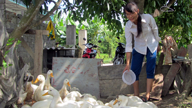 Ngoài thời gian đến lớp, Nga luôn chăm lo việc nhà cho gia đình dì dượng.