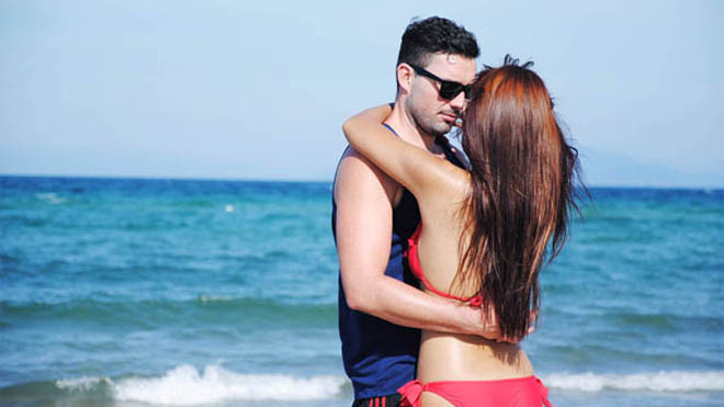 Hà Anh tình tứ với bạn trai Tây trên biển 