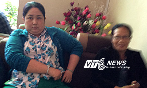  "Nhà báo" Huỳnh Bá Thạch Thảo (áo xanh) trong quán cà phê. Ảnh: Huy Phan