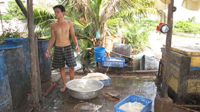 Cơ sở sản xuất da heo phồng bẩn vẫn hoạt động dù đã bị đình chỉ.