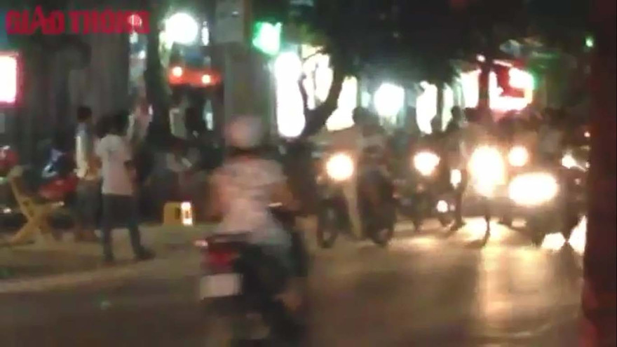 Cảnh 'chèo kéo' khách uống trà đá vỉa hè giữa Hà Nội