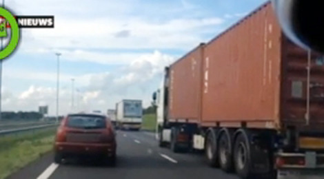 Đánh võng vượt xe trên cao tốc