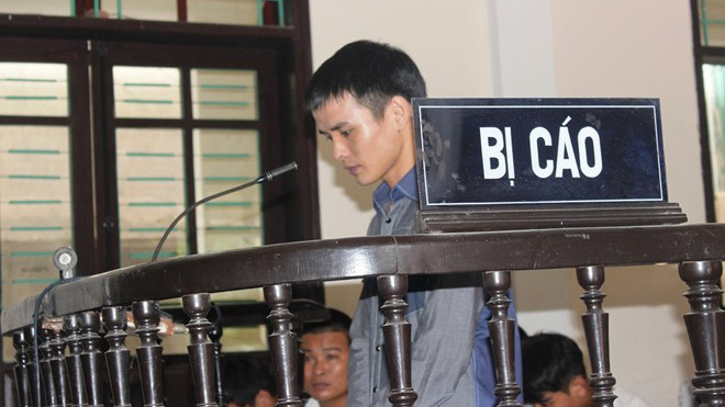 Bị cáo Nguyễn Duy Hiệu trước vành móng ngựa. 