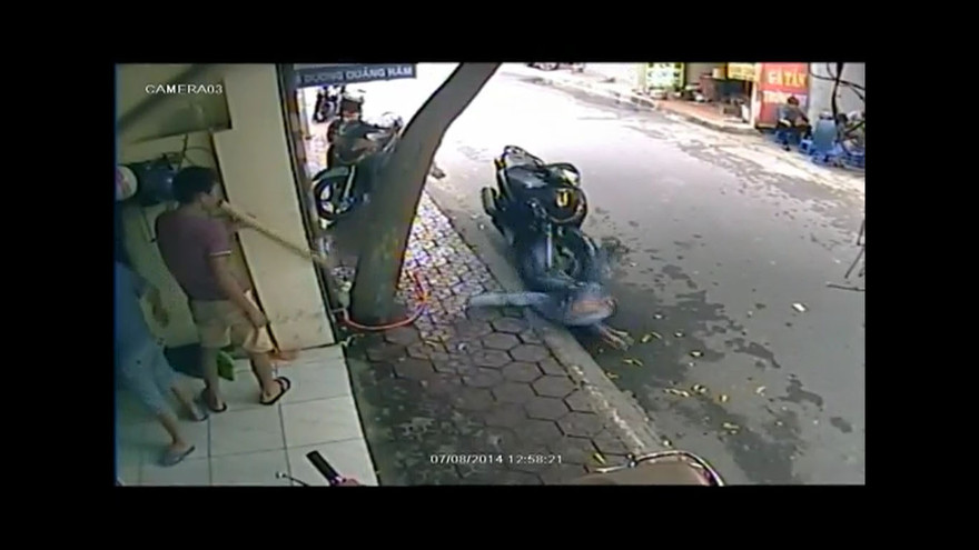 Nam thanh niên ngã lăn ra đường vì say thuốc lào