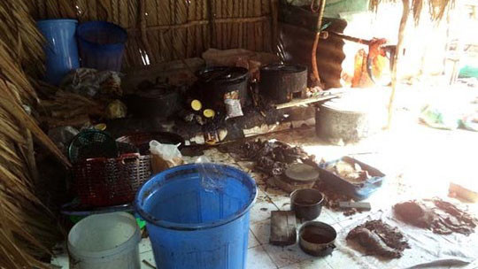 Khô bò đen được chế biến từ phổi heo trong điều kiện mất vệ sinh