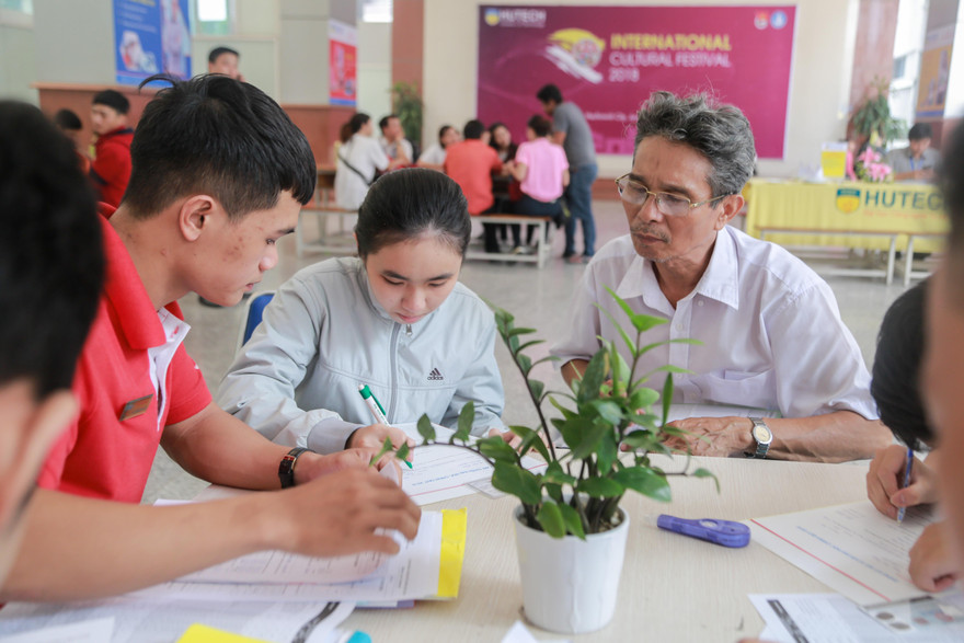 Năm 2019, HUTECH áp dụng xét tuyển học bạ cho tất cả 40 ngành đào tạo trình độ Đại học chính quy tại trường