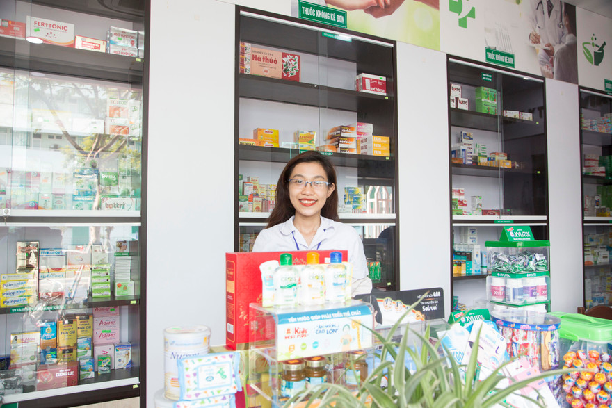 Dược sĩ Đỗ Thị Hải Quỳnh tại Nhà thuốc Đại học của ĐH Duy Tân