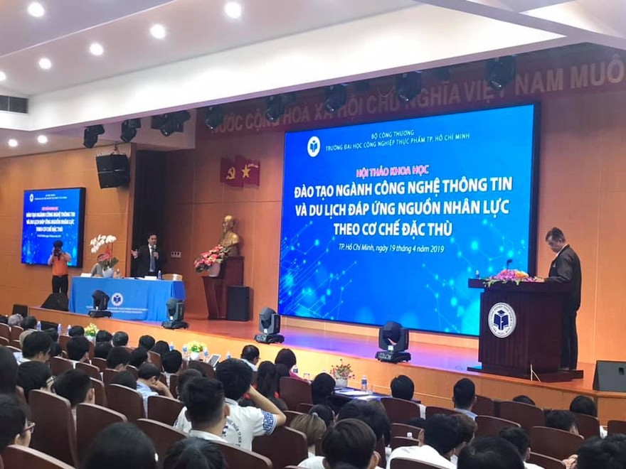 Các chuyên gia, diễn giả chia sẻ tại Hội thảo “Đào tạo ngành Công nghệ thông tin và Du lịch đáp ứng nhân lực theo cơ chế đặc thù”