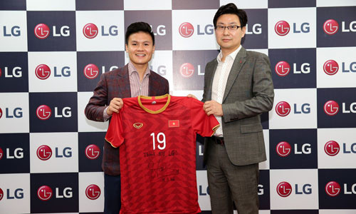 Thủ quân đội tuyển U23 Việt Nam xuất hiện chỉn chu với trang phục vest kẻ caro, vui vẻ kí tặng áo người hâm mộ