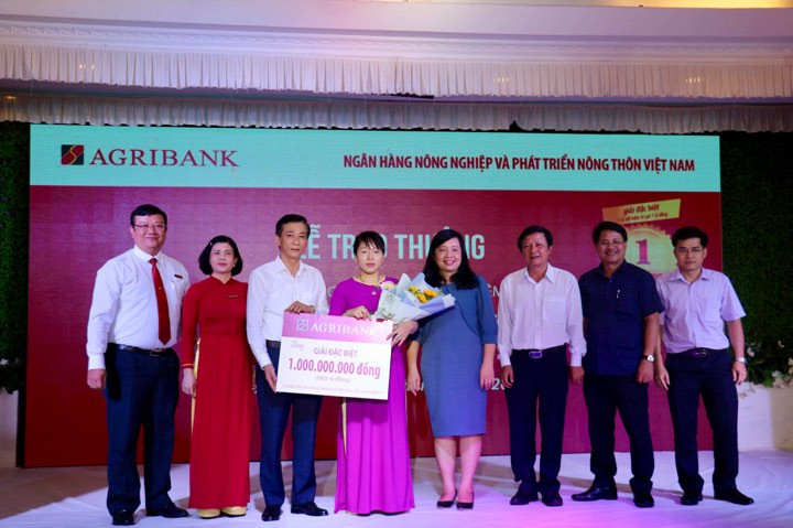 Agribank trao sổ tiết kiệm 01 tỷ đồng cho khách hàng trúng thưởng