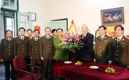 Lãnh đạo Bộ Công an thăm và chúc thọ nguyên Chủ tịch nước Lê Đức Anh năm 2010