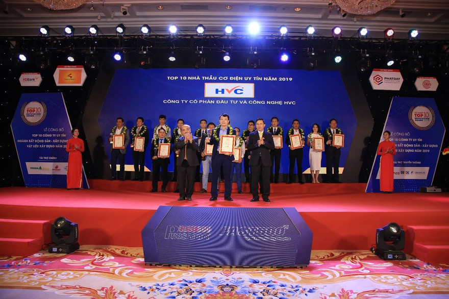 Hình ảnh Phó Tổng Giám đốc Trần Văn Duy thay mặt HVC Group nhận giải thưởng 