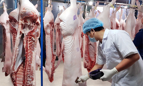 Thịt heo tại MM Mega Market được kiểm soát chất lượng theo quy trình nghiêm ngặt, đảm bảo chất lượng và vệ sinh an toàn thực phẩm đến tay người tiêu dùng.