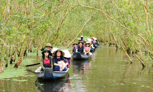 Du khách đi theo nhóm rất ưa thích đến Trà Sư bởi những hoạt động hòa với thiên nhiên hấp dẫn. 