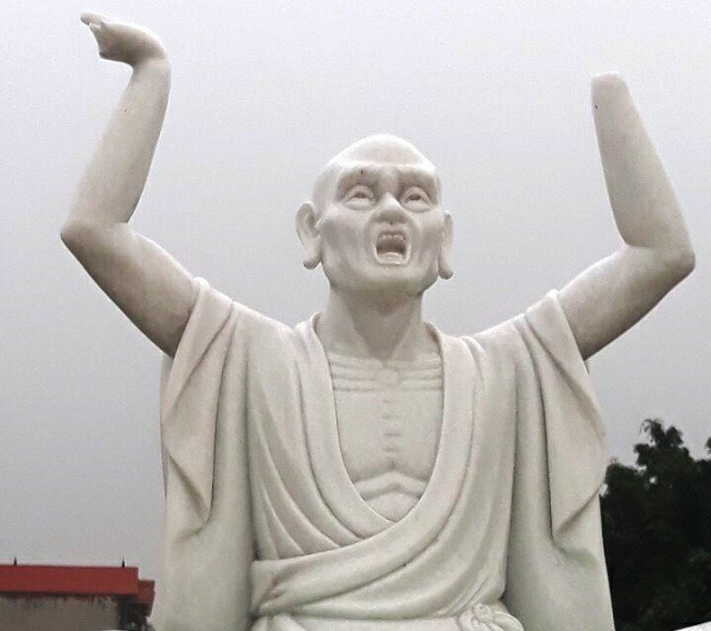 Tượng La hán bị phá hư hỏng phần bàn tay.