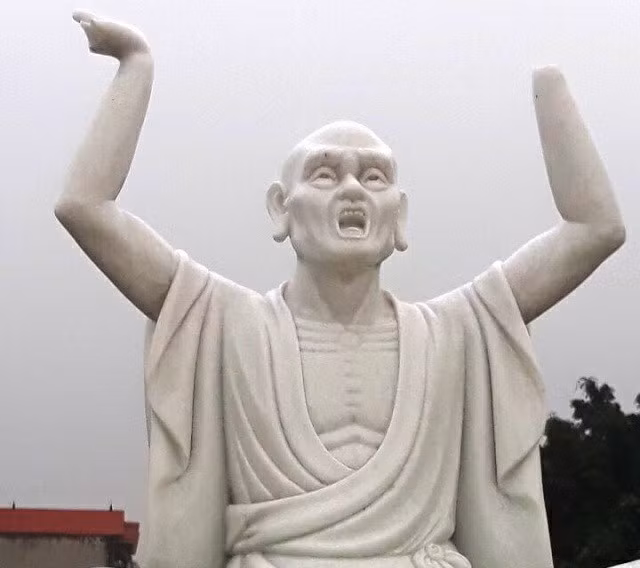 Tượng La hán bị phá hư hỏng phần bàn tay.