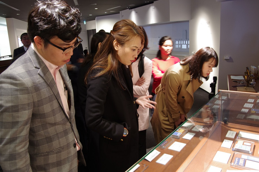 Mỹ Tâm (thứ 2 từ trái sáng) trước gian trưng bày các kỉ vật của bác sĩ Minoru Shirota…