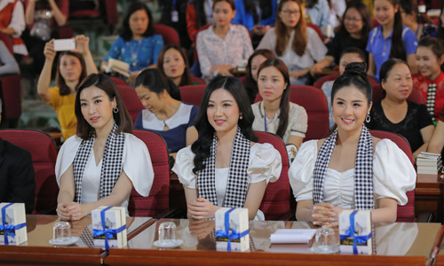 Hoa hậu Ngọc Hân: ‘Đắc Nhân Tâm là cuốn sách đầu tiên các bạn trẻ nên đọc’