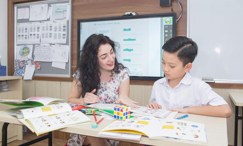 Học sinh có cơ hội thực hành phần thi Nói với giáo viên nước ngoài tại Apax