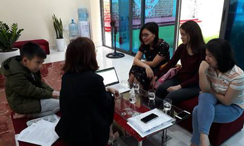 Phụ huynh tìm hiểu trường tại Văn phòng tuyển sinh