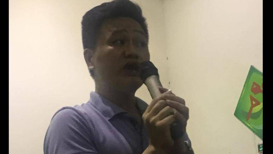 Ông Hoàng Nhật Minh phụ huynh có mặt tại buổi giao nhận thực phẩm ngày 3/4