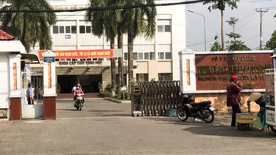 Cảnh cáo phó khoa 'quan hệ tình cảm quá mức' với nữ điều dưỡng