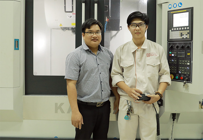 ThS. Đặng Ngọc Sỹ (bên trái) và sinh viên Nguyễn Thanh Hùng tại Trung tâm Điện-Điện tử ĐH Duy Tân