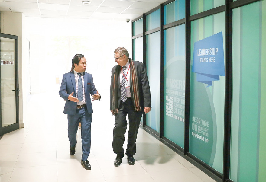 Thầy Phan Anh (bìa trái) cùng đại diện CIS trong chuyến làm việc thực tế tại trường