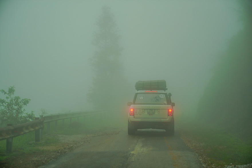 Sương mù dày đặc khi Đoàn “Hành trình từ trái tim” xuất phát từ Đồng Văn đi Cao Bằng