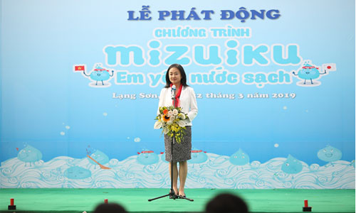 Bà Tomomi Fukumoto, Giám đốc điều hành, Bộ phận Phát triển Bền vững, Tập đoàn Suntory (Nhật Bản) phát biểu tại Lễ khởi động chương trình “Mizuiku – Em yêu nước sạch” năm 2019