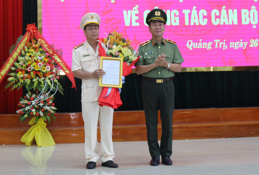 Thứ trưởng Bộ Công an Trần Quốc Tỏ (phải) trao quyết định cho tân Giám đốc Công an tỉnh Quảng Trị Nguyễn Văn Thanh. Ảnh: Thành Nam.