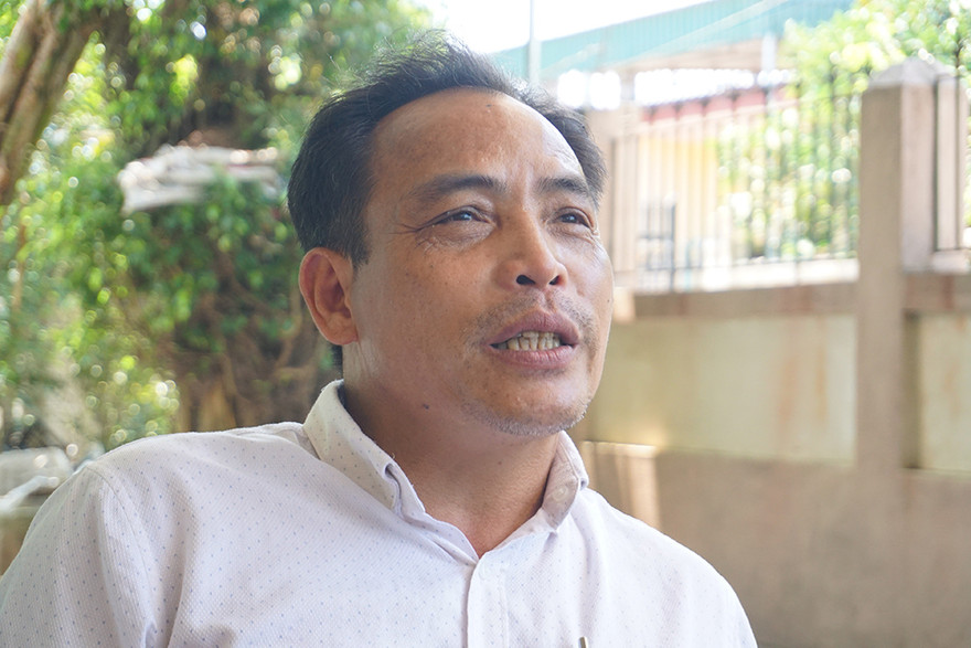 Ông Lê Công Ngân, Trưởng thôn Hạnh Phúc thừa nhận đã vận động các hộ cận nghèo ký đơn không nhận hỗ trợ. Ảnh: Vnexpress