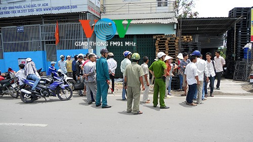 Nhiều người dân chứng kiến vụ việc. 