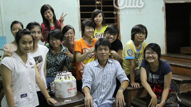 Thầy Dũng (áo kẻ) chụp cùng học sinh. 