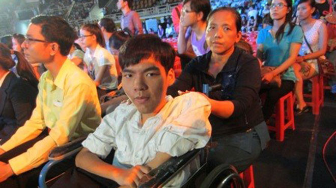 Toàn cùng mẹ trong lần đến gặp gỡ "thần tượng" Nick Vujicic của mình vào tối 21/5