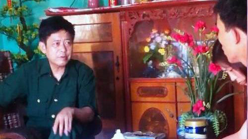 Vị "thần y" Nguyễn Duy Hợp đang hướng dẫn cách sử dụng thuốc cho vợ chồng chị Nguyễn Cẩm H, (Bắc Giang) (ảnh H. Thuý)