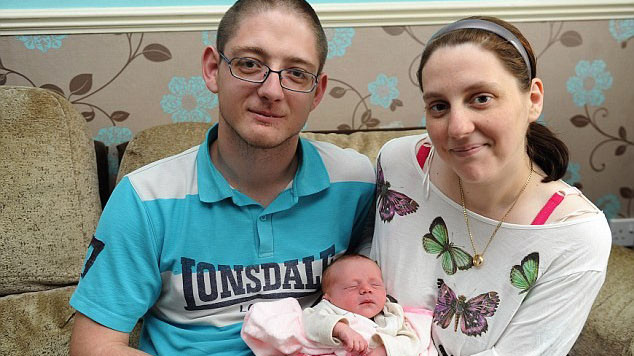 Cô Tracey Fryer cùng chồng, anh Karl, và đứa con mà cô sinh khi ngồi trên bồn cầu hôm 17/5. Ảnh: Cater News Agency