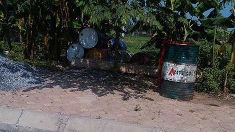 Rất nhiều thùng phuy chứa nhớt thải chờ mang đi tiêu thụ. 