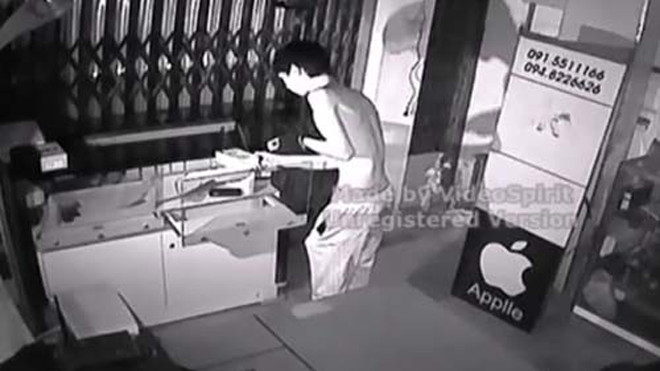 Người thanh niên cởi trần đột nhập cửa hàng điện thoại khoảng 2h sáng ngày 4/5.. Ảnh: Cắt từ clip.