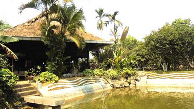 Dọc theo các con đường làng thuộc hai xã Phú Cát và Hòa Thạch, đâu đâu cũng gặp những nếp nhà sàn đủ kiểu của nhiều dân tộc và vùng miền khác nhau.