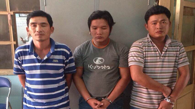 Ba lái xe đã thực hiện hành vi hút trộm dầu ăn từ container 