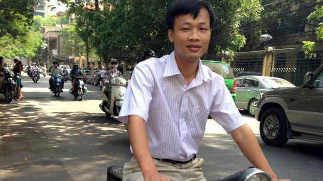 Thầy Phạm Trung Dũng luôn sẵn sàng giúp đỡ học trò khó khăn.