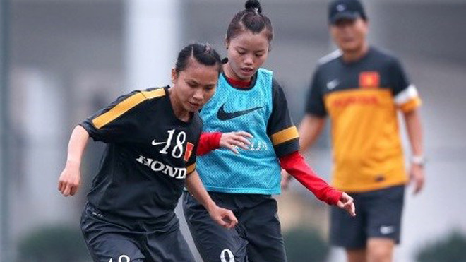 Các cầu thủ nữ đang luện tập.