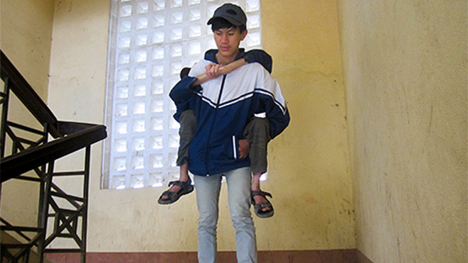 Tan học Phong lại cõng bạn về nhà