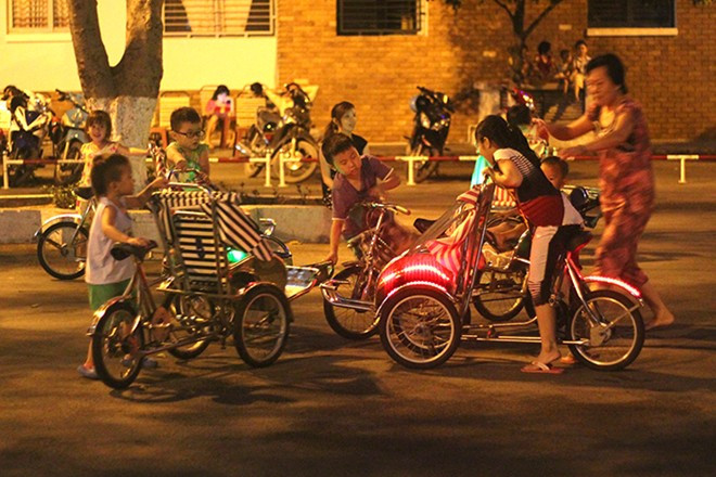 Xích lô nhí giá 30.000 đồng/h hút khách Sài Gòn