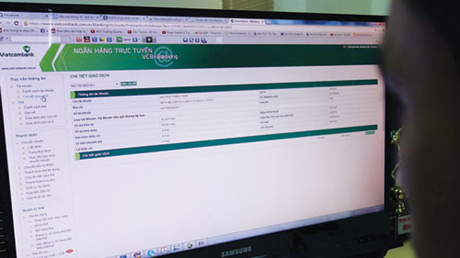 Kiểm tra kỹ các thông tin khi chuyển khoản qua mạng internet sẽ hạn chế được các rủi ro - Ảnh: Bạch Dương 
