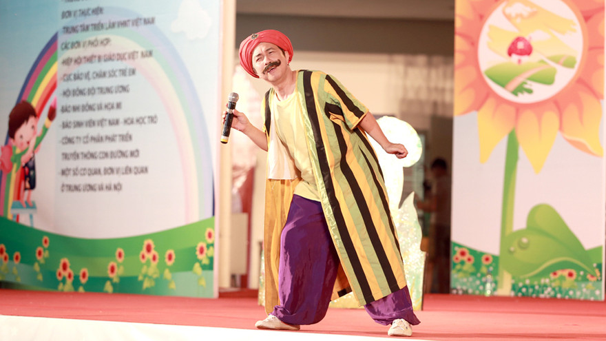 Nghệ sĩ Hồng Kỳ “đại náo” lễ khai mạc Aerobic nhí