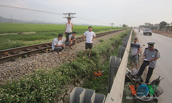 Đi bán dưa, một phụ nữ bị tàu hỏa tông văng xa 100m 